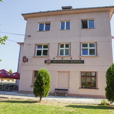 Pension Berten Strasice Strasice  المظهر الخارجي الصورة