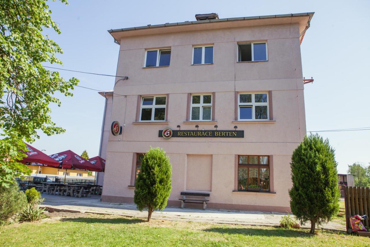 Pension Berten Strasice Strasice  المظهر الخارجي الصورة